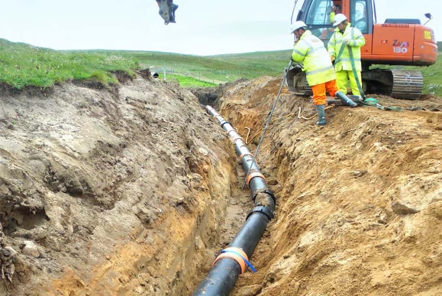 Ukázka potrubí kotveného zemními kotvami